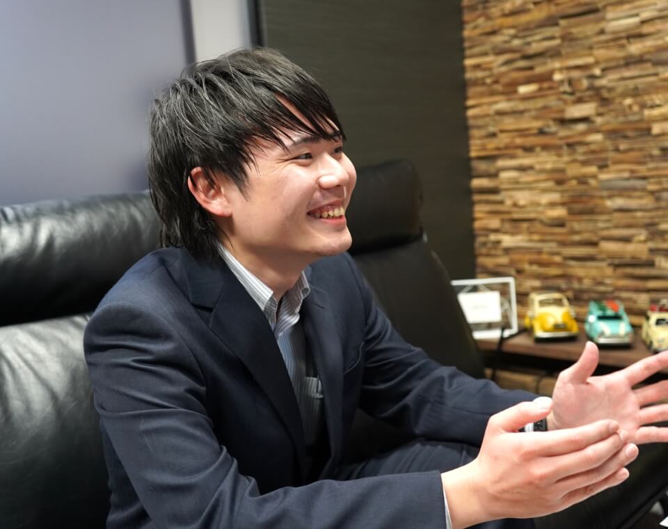 インタビューを受けるスタッフの画像