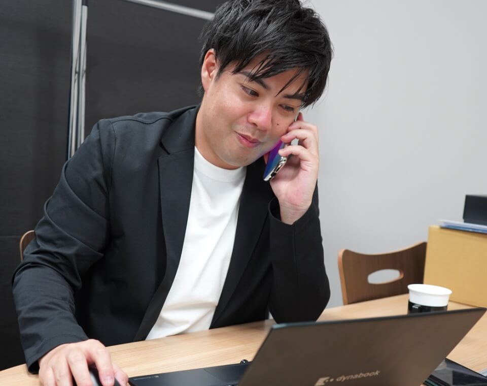 電話対応するスタッフの画像