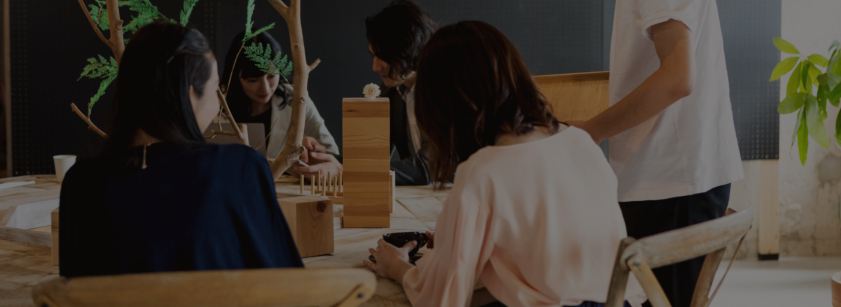 オフィスで仕事をする様子